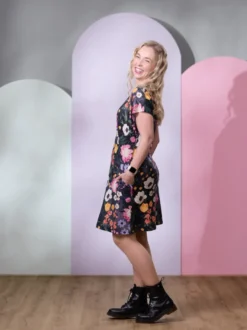 KESÄmekko (Kuningatarkukka muste / fuksia trikoo)