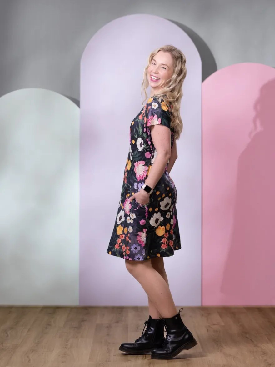 KESÄmekko (Kuningatarkukka muste / fuksia trikoo)