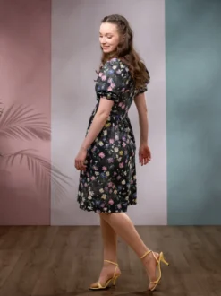 OLIVIAmekko (Kahvilassa musta / pastelli trikoo)